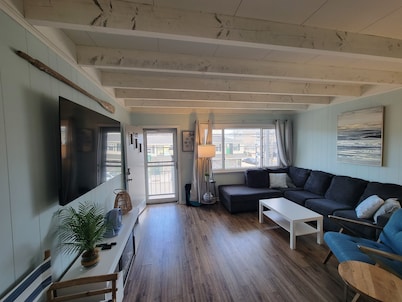 Best 1 Bedroom in SIC! 1 Block to the Beach.. A+ location .. Walk to Everything!