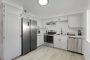 House (Arroyo) | Private kitchen | Fridge, microwave, dishwasher, coffee/tea maker - Arroyo (Palm Springs)