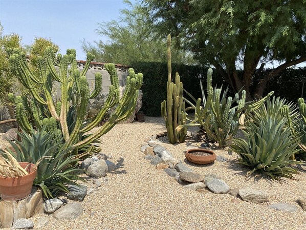 House (Snowview) | Property grounds