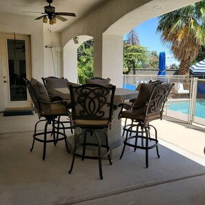 Outdoor dining - PRIVATE OASIS-MONTHLY RENTAL/ POOL/SPA/GOLF/WIFI/PARKING/REVIEWS! (Las Vegas)