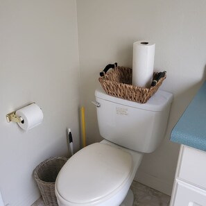 Bathtub, hair dryer, towels, soap - PRIVATE OASIS-MONTHLY RENTAL/ POOL/SPA/GOLF/WIFI/PARKING/REVIEWS! (Las Vegas)