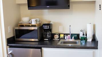 Cafetera y tetera, toallas de papel y comedor