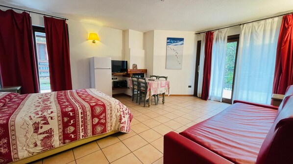 Room - Villa Frejus - STUDIO sleeps 3-4 (Bardonecchia)