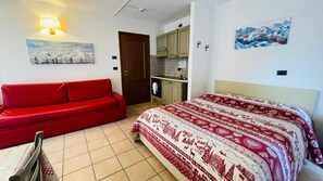 Room - Villa Frejus - STUDIO sleeps 3-4 (Bardonecchia)