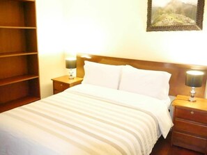 8 chambres, coffres-forts dans les chambres, bureau