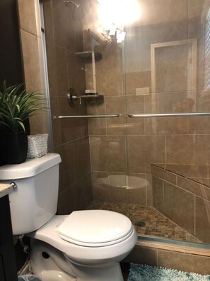 Ensemble douche/baignoire, serviettes fournies, savon, papier toilette