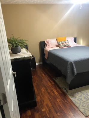 3 habitaciones, tabla de planchar con plancha y wifi gratis