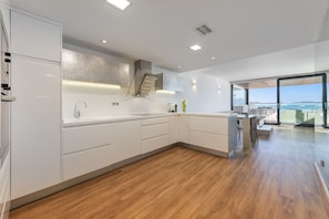 Frigorifero, microonde, forno, lavastoviglie