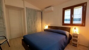 1 slaapkamer, een kluis op de kamer, een bureau