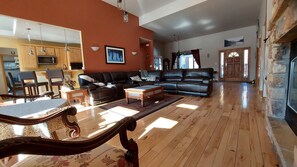 Smart-TV, Kamin, Arbeitsbereiche