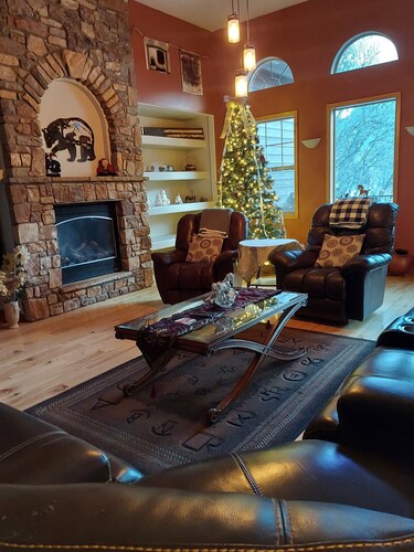 Spacious, custom home, large fenced yard. Fast fiber internet! STR-1-2024-057