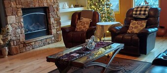 Spacious, custom home, large fenced yard. Fast fiber internet! STR-1-2024-057