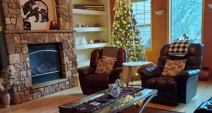 Spacious, custom home, large fenced yard. Fast fiber internet! STR-1-2024-057