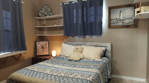 4 habitaciones, escritorio y tabla de planchar con plancha 