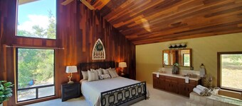 Private house close to Sequoia National Park with pool and private river access