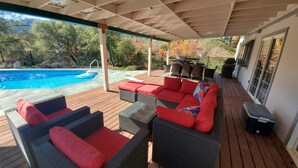 A covered outdoor area with a pool, wicker furniture, and a barbecue grill. - Private house close to Sequoia National Park with pool and private river access (Three Rivers)