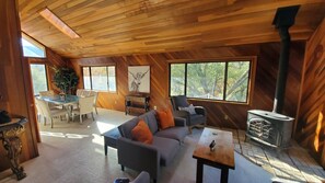 TV - Private house close to Sequoia National Park with pool and private river access (Three Rivers)
