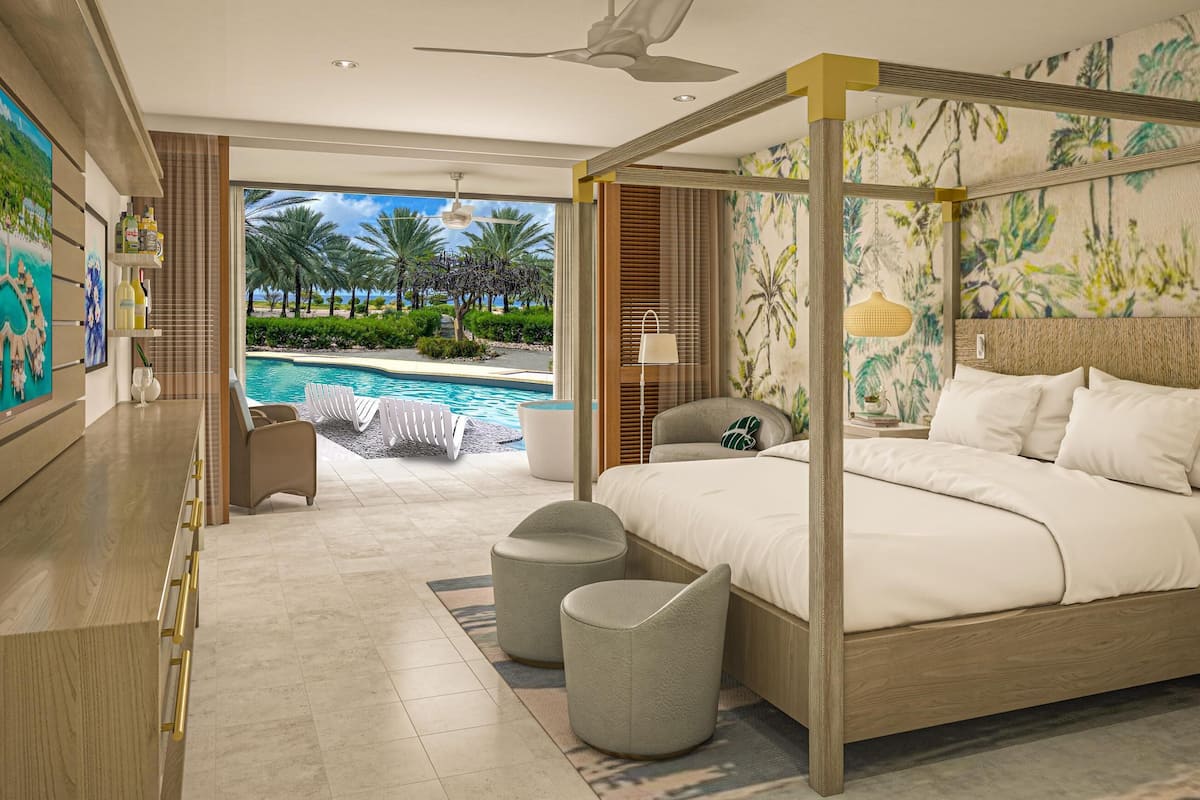 Ein geräumiges Schlafzimmer mit Himmelbett, Blick auf einen Swimmingpool und tropisch gestalteter Tapete.