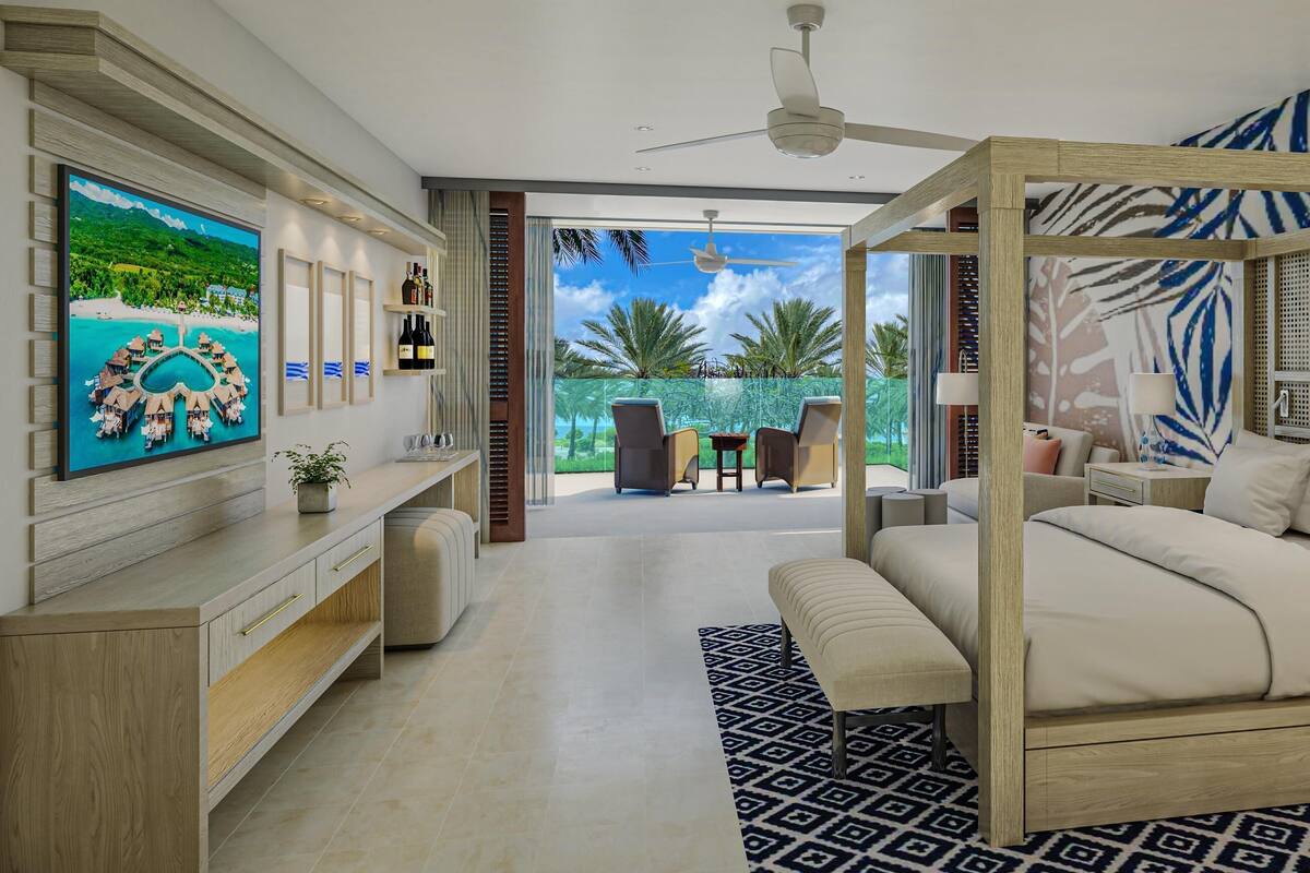 Ein modernes Schlafzimmer mit einem großen Bett, einem Fernseher, einem Balkon mit Blick auf den Pool und einem Deckenventilator.