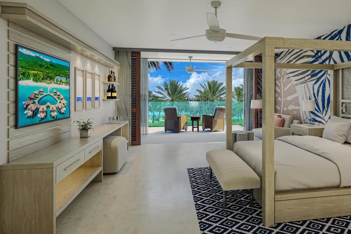 Carisia Luxury | Hypo-allergenic bedding, free minibar, in-room safe, blackout drapes