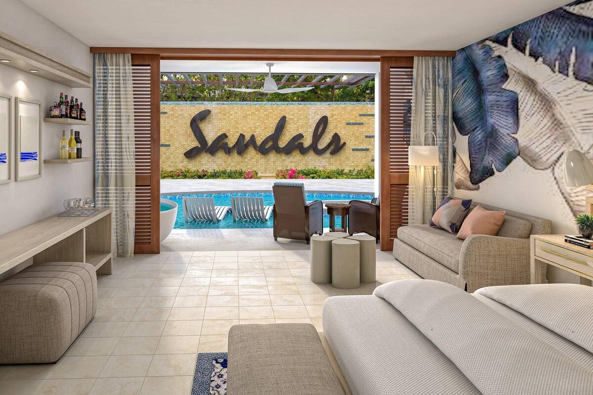 Ein modernes Wohnzimmer mit Blick auf einen Pool, inklusive einer Couch, einem Couchtisch und einem Fernseher.