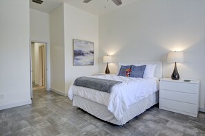 3 bedrooms, desk, iron/ironing board, free WiFi - ONE STORY Sleeps 7 Golf Riverwalk Hospital Lackland BMT Graduations Six Flags (San Antonio)