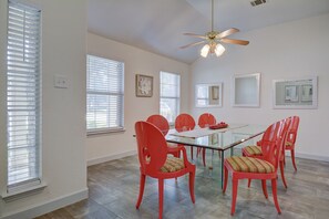 Dining - ONE STORY Sleeps 7 Golf Riverwalk Hospital Lackland BMT Graduations Six Flags (San Antonio)