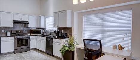 Køleskab, mikrobølgeovn, ovn, kogeplade