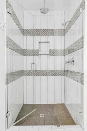 Combined shower/bathtub, hair dryer, towels, shampoo - Rooftop Getaway - Views, Hot Tub & Fire Pit (Nashville)