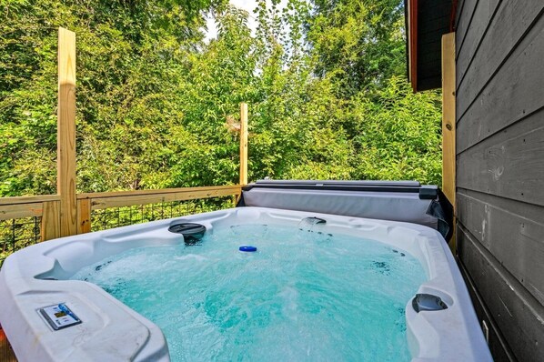 Outdoor spa tub