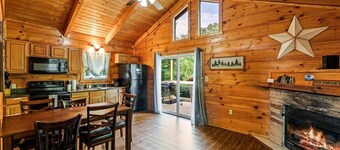 Close to Downtown Hot Tub Pet Friendly