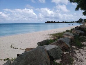 En la playa, camastros y toallas de playa 