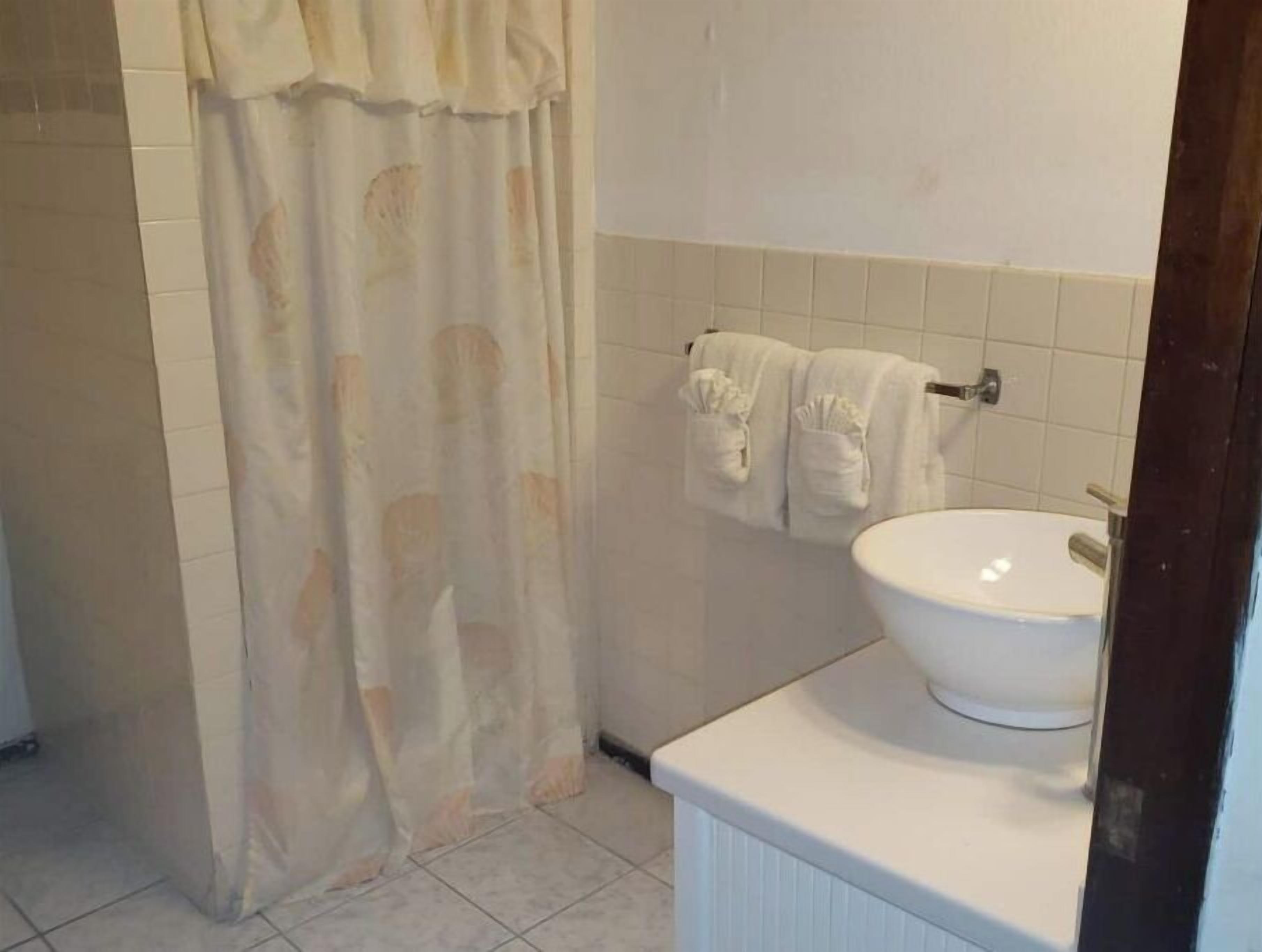 Douche, serviettes fournies, savon, papier toilette