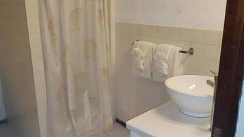 Douche, serviettes fournies, savon, papier toilette