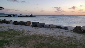 På stranden, solstolar och strandhanddukar