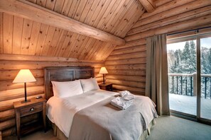 4 sovrum, skrivbord, strykjärn/strykbräda och resesäng