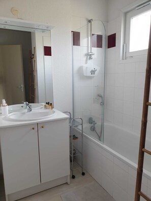 Badewanne, Haartrockner, Seife, Toilettenpapier
