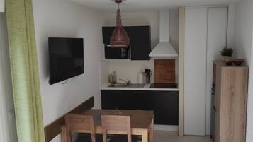 Fridge, microwave, dishwasher, coffee/tea maker