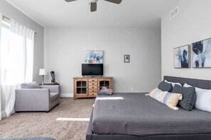 3 bedrooms, iron/ironing board, travel crib, WiFi - Nashville Retreat • Rooftop Skyline Views (Nashville)