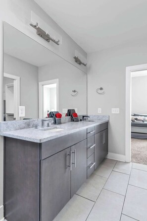 Combined shower/bathtub, hair dryer, towels, shampoo