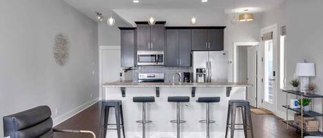 Réfrigérateur, micro-ondes, four, lave-vaisselle