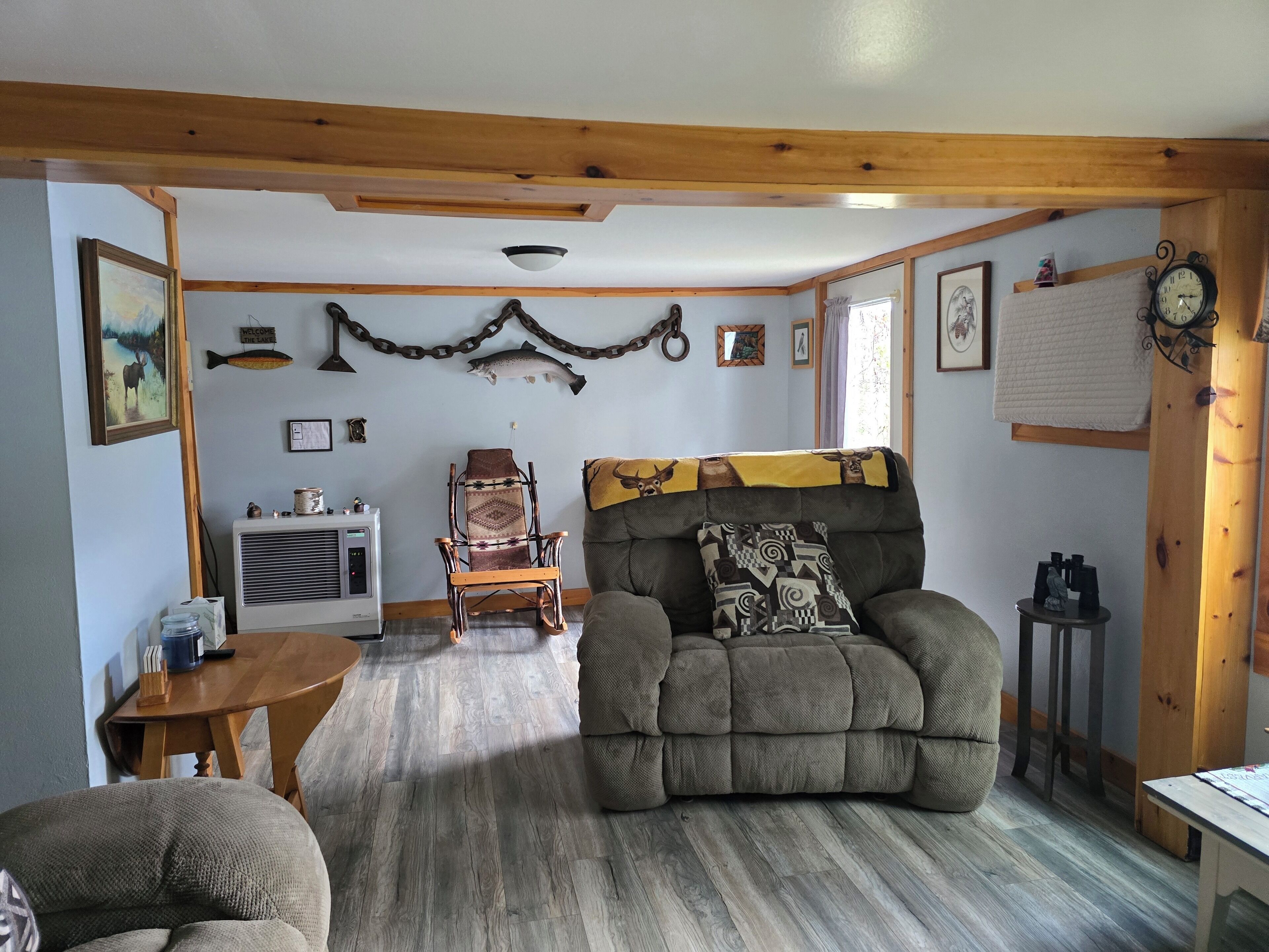 Smart TV, DVD player, books, stereo