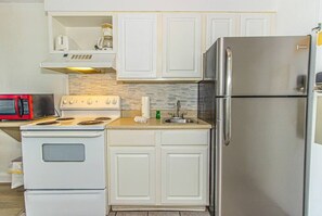 Réfrigérateur, four à micro-ondes, un four, surface de cuisson