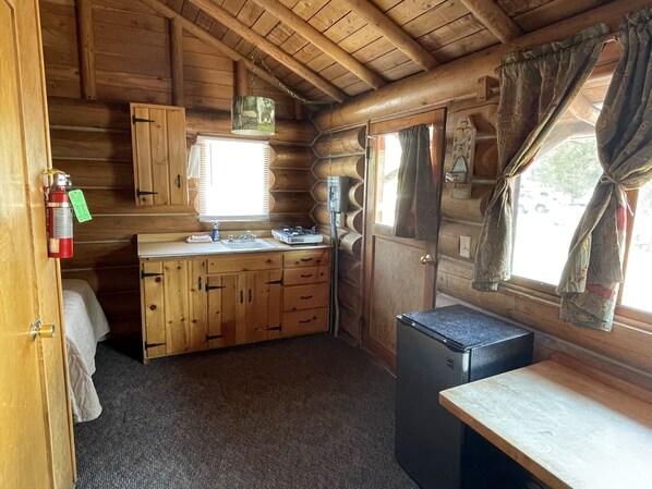 Private kitchen - Cozy Log Cabin #2 on Beautiful Canyon Ferry Lake (Helena)
