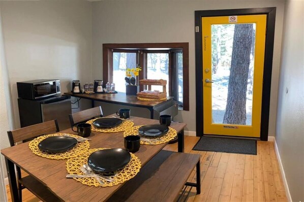 Dining - The Mammoth Inn, Two Queen Suite (Mammoth Lakes)