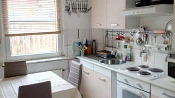 Fridge, oven, stovetop, coffee/tea maker