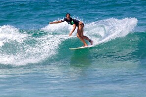Una persona surfeando una ola.