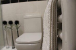 Apartment | Bathroom | Combined shower/tub - The Stockport St Petersgate (Stockport)