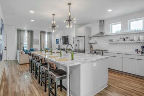 Refrigerador, microondas, lavavajillas y cafetera y tetera 