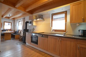 Fridge, microwave, oven, stovetop - Detached vacation home with wood-burning stove, terrace and garden in Lechbruck am See (Lechbruck am See)